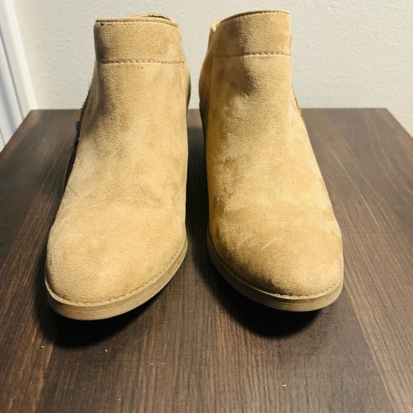 Time and Tru Brown Memory Foam Low Heel Ankle Boots Size 6.5 - Picture 3 of 7